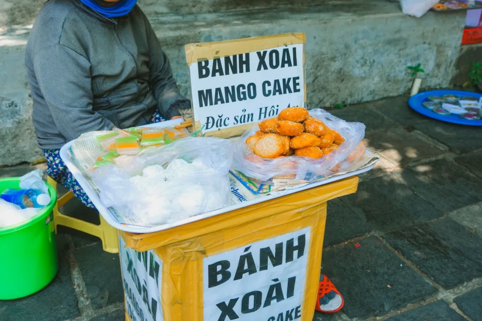 Ly trà trái cây trên bàn gỗ